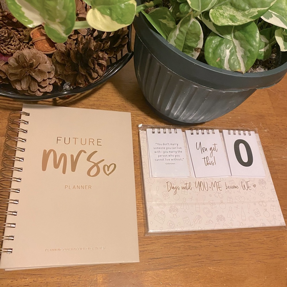 Miss to Mrs Blank Wedding Planner w/ Countdown Calendar - Picture 1 of 7